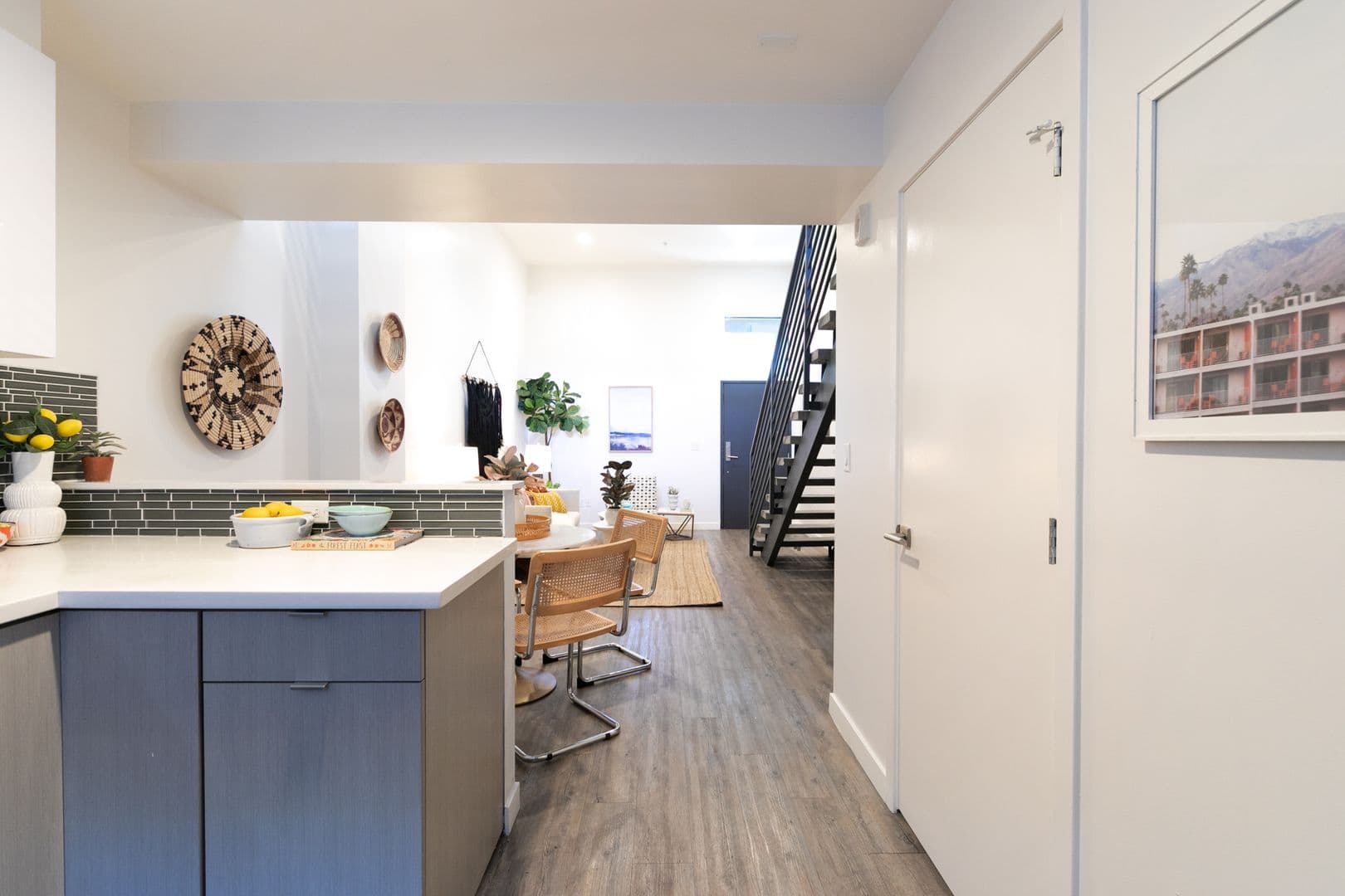 LOS ANGELES Apartment: 753 LILLIAN WAY