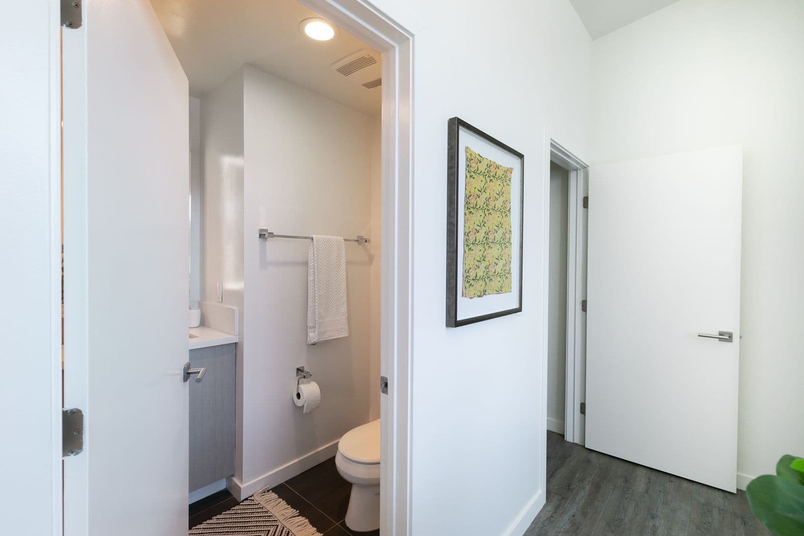 LOS ANGELES Apartment: 753 LILLIAN WAY