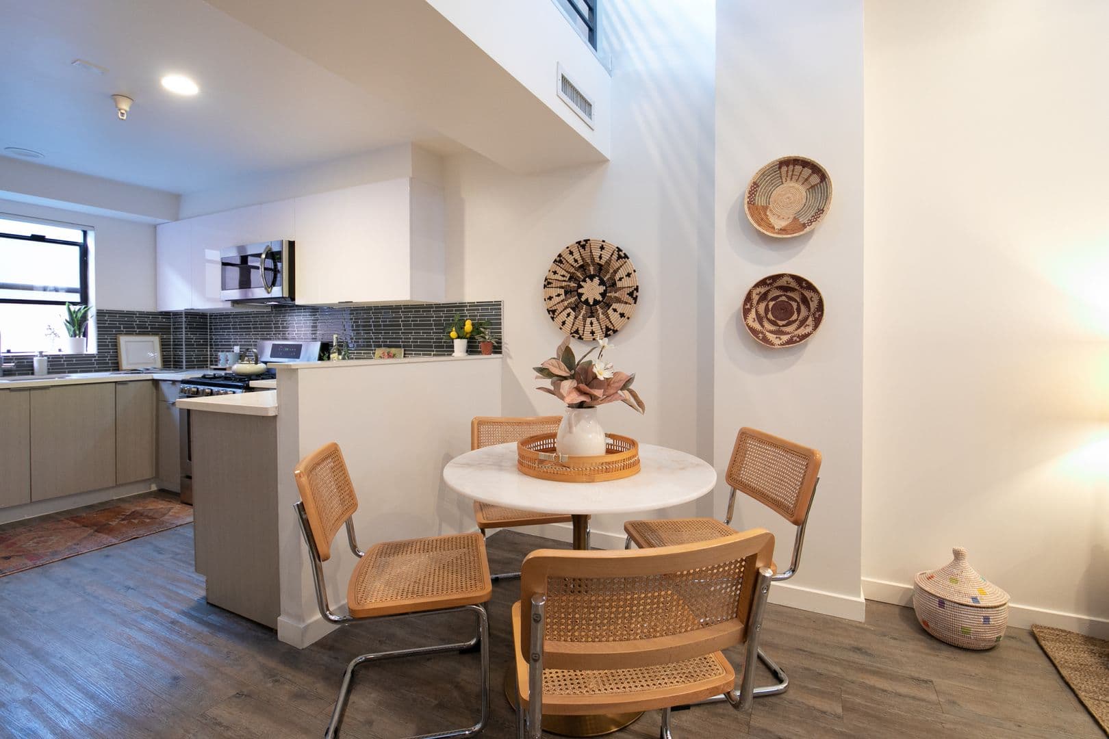 LOS ANGELES Apartment: 753 LILLIAN WAY