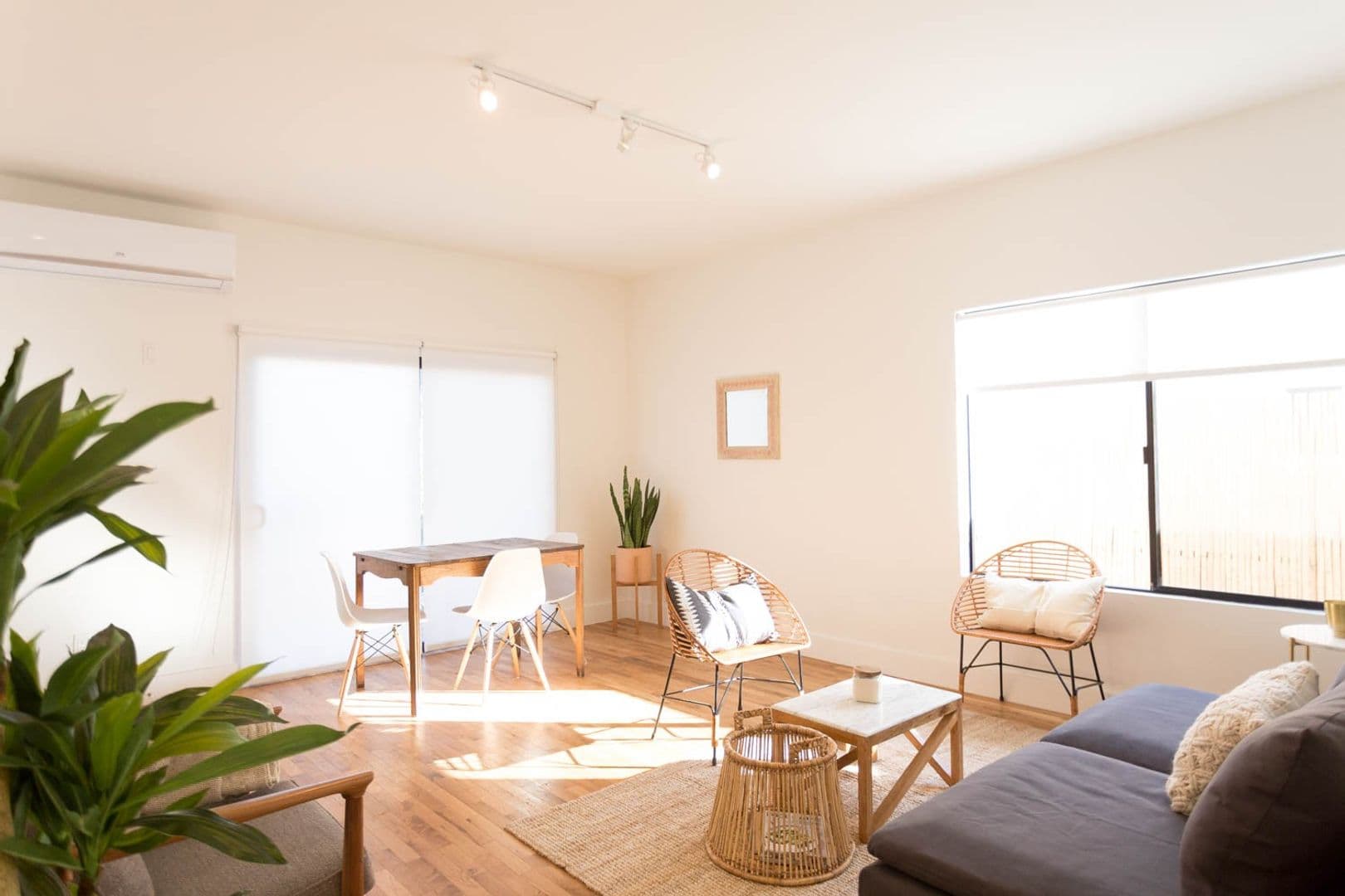 LOS ANGELES Apartment: 517 N. MADISON AVE