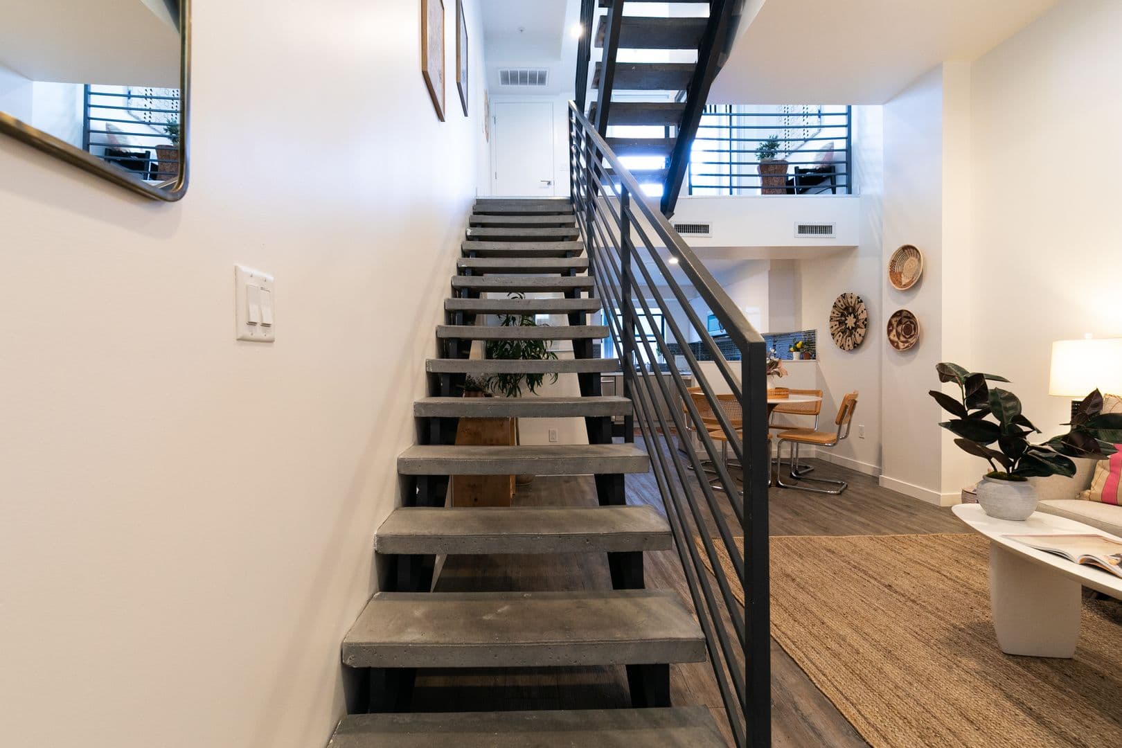 LOS ANGELES Apartment: 753 LILLIAN WAY