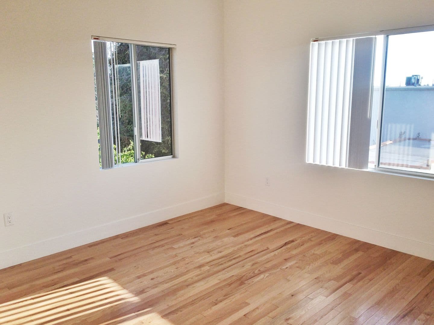 LOS ANGELES Apartment: 865 N. HOOVER ST.