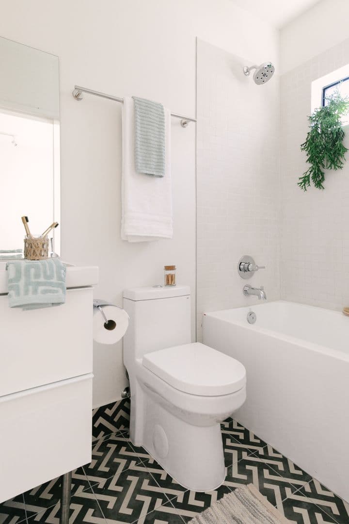 LOS ANGELES Apartment: 513 N HELIOTROPE DR