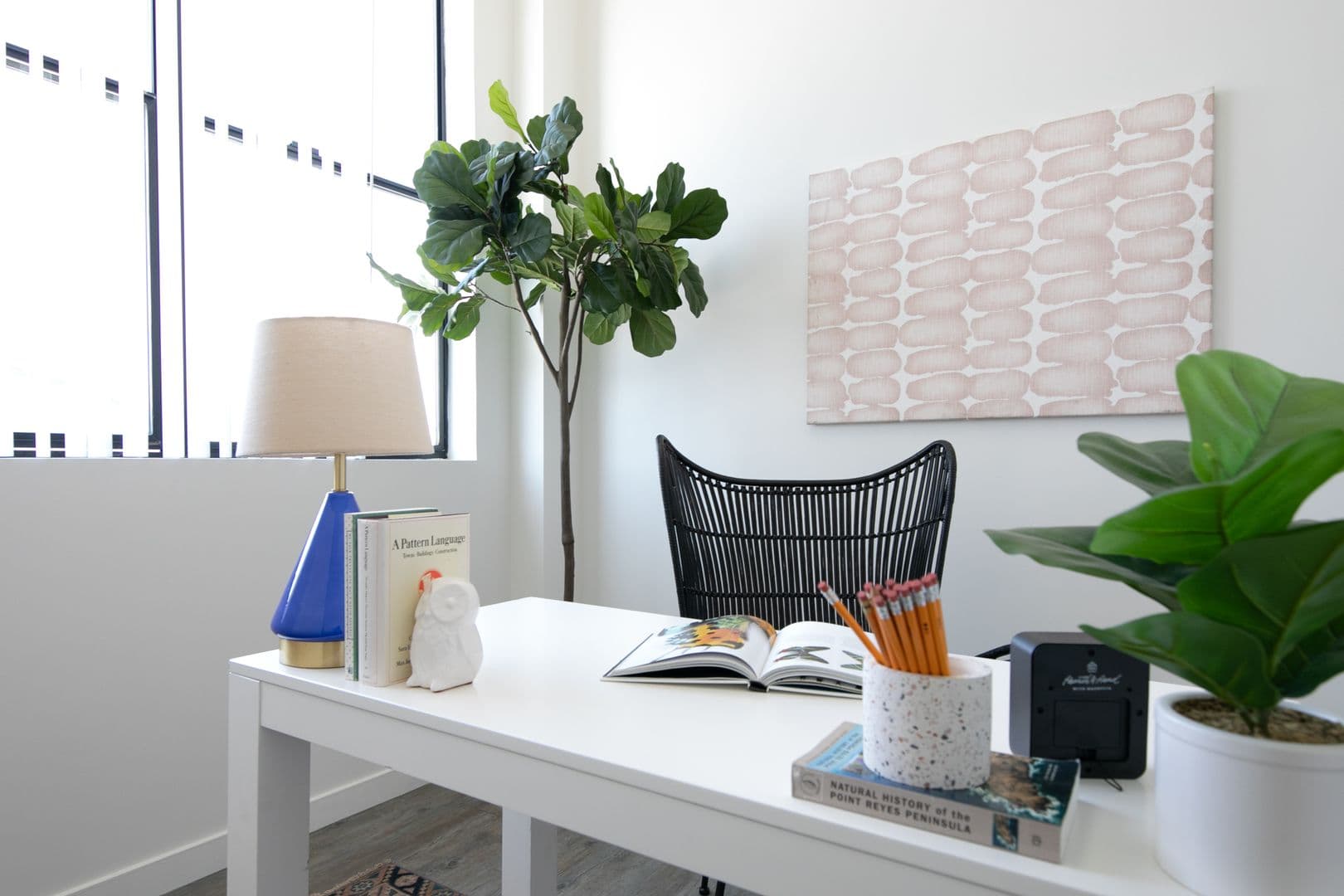 LOS ANGELES Apartment: 753 LILLIAN WAY