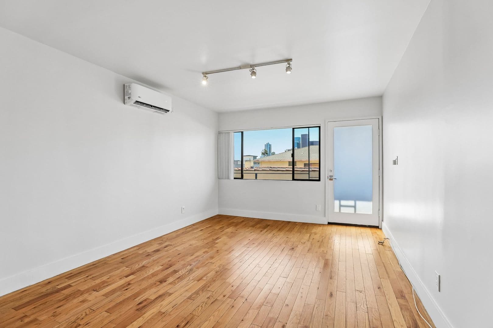 LOS ANGELES Apartment: 832 N. BEAUDRY AVE.
