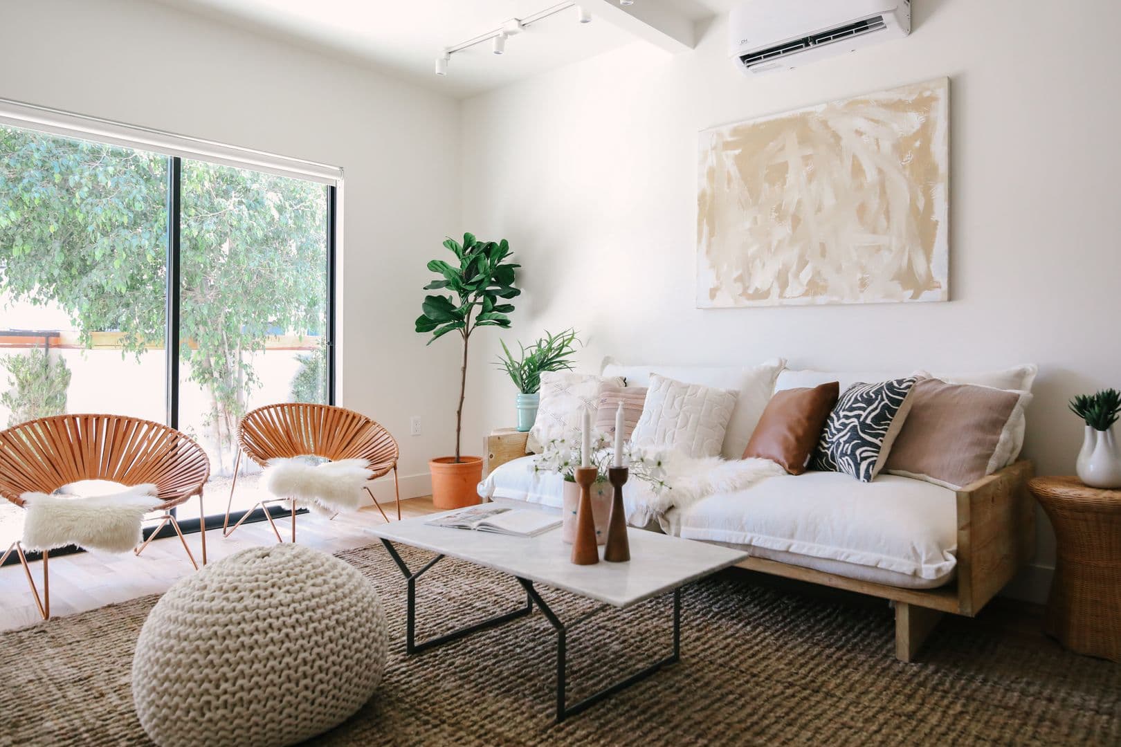 LOS ANGELES Apartment: 1033 N CORONADO ST.