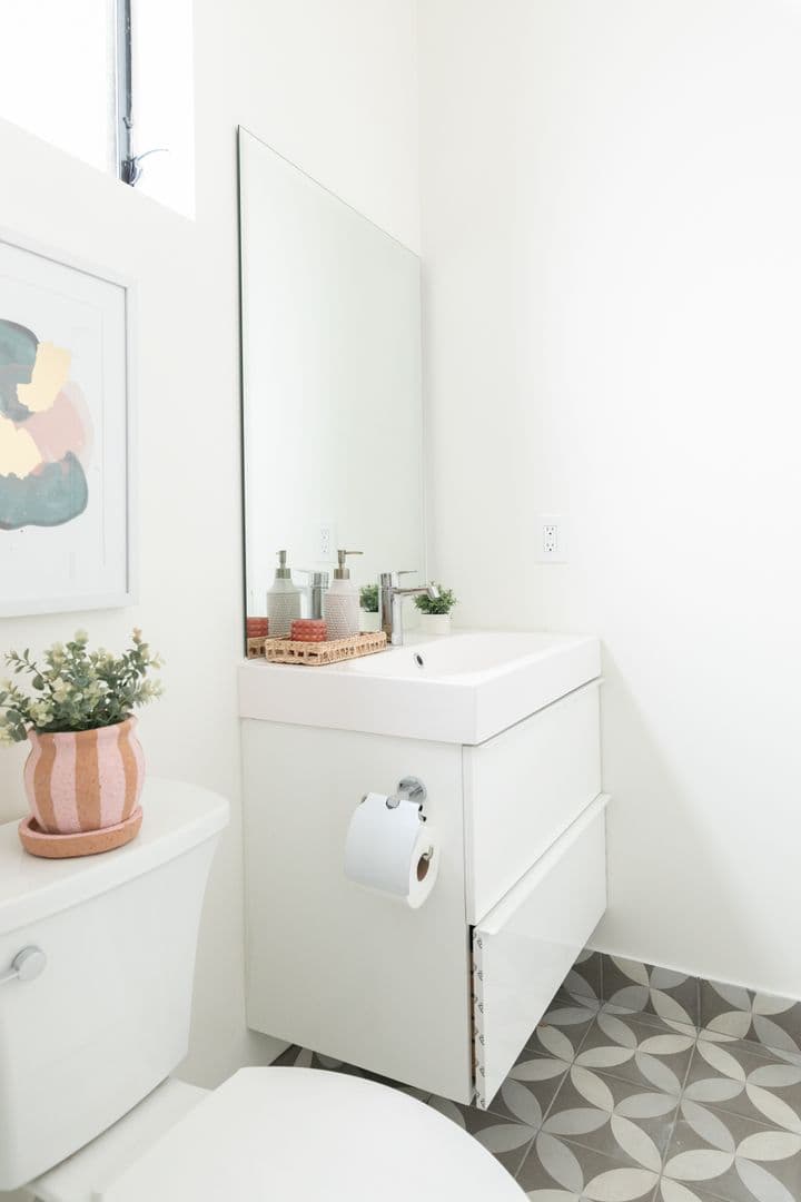 LOS ANGELES Apartment: 121 N BERENDO ST