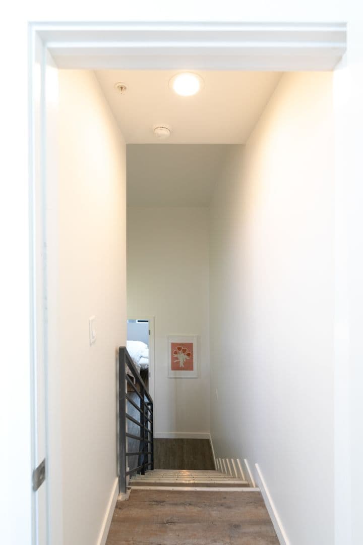 LOS ANGELES Apartment: 753 LILLIAN WAY