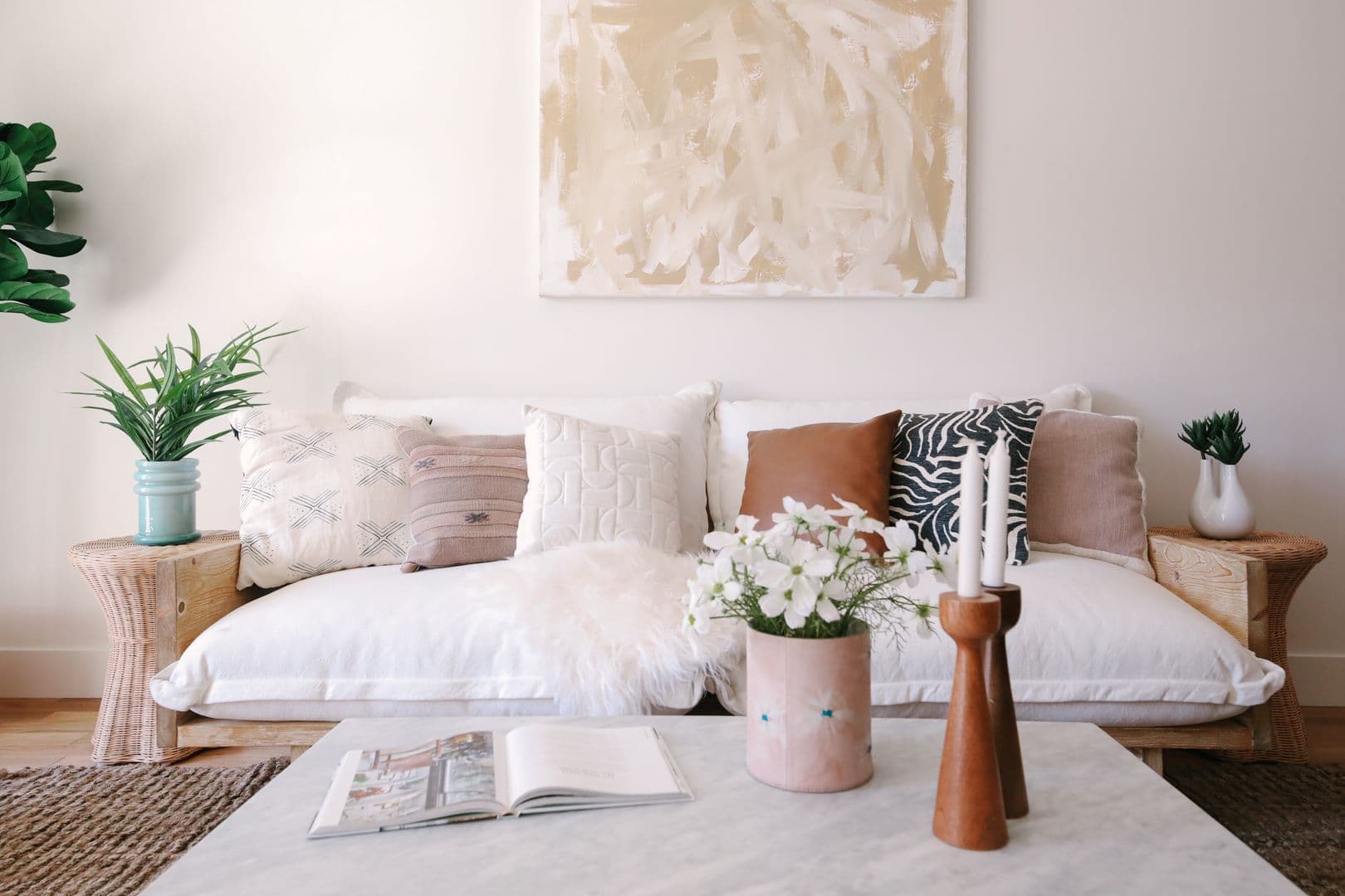 LOS ANGELES Apartment: 1033 N CORONADO ST.