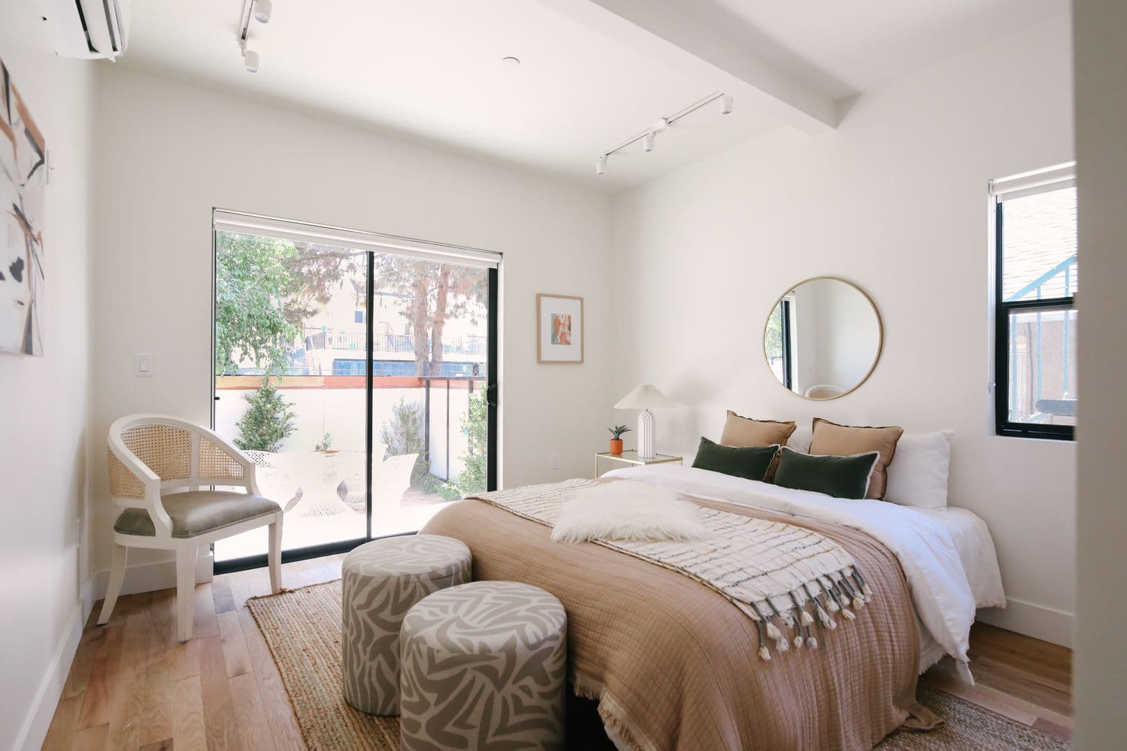 LOS ANGELES Apartment: 1033 N CORONADO ST.