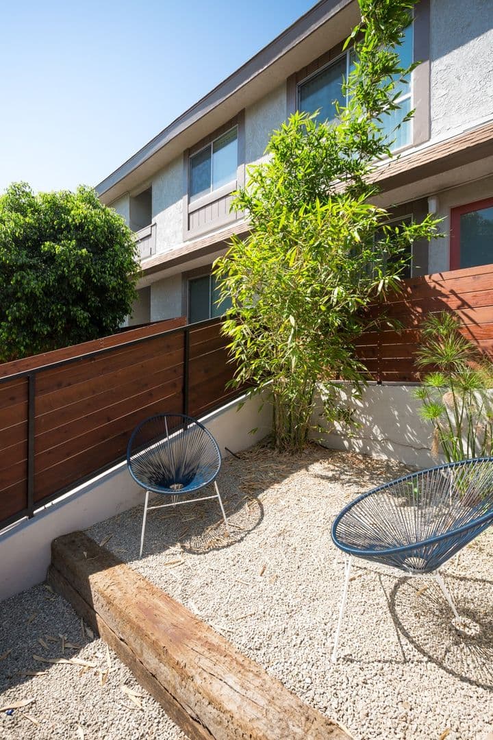 LOS ANGELES Apartment: 2703 BELLEVUE AVE.