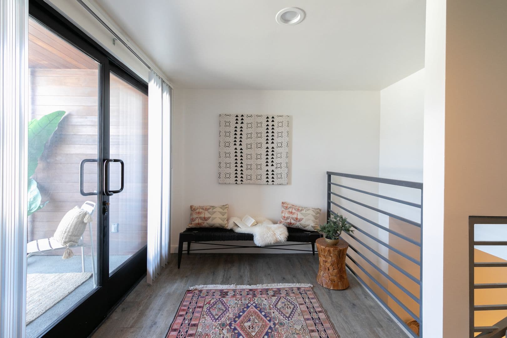 LOS ANGELES Apartment: 753 LILLIAN WAY