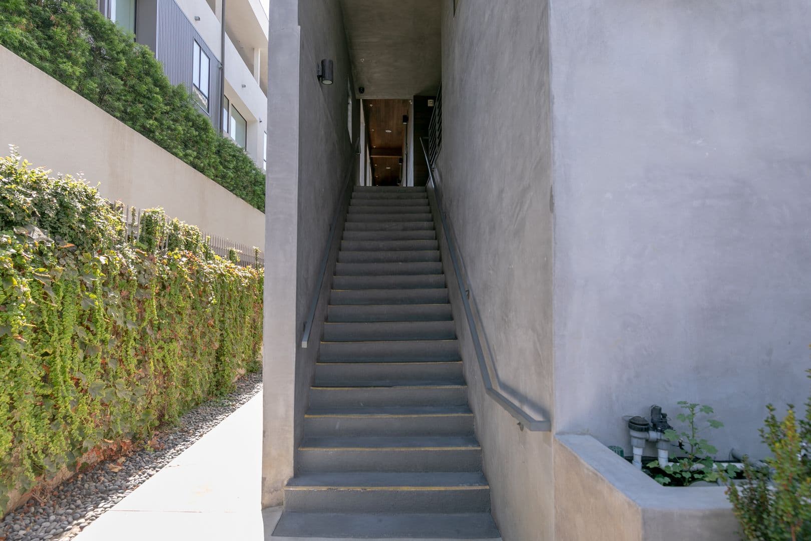 LOS ANGELES Apartment: 753 LILLIAN WAY