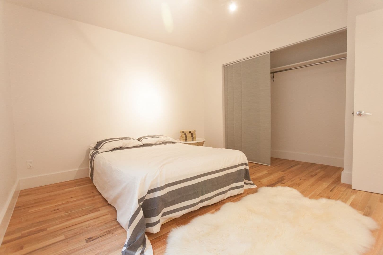 LOS ANGELES Apartment: 832 N. BEAUDRY AVE.