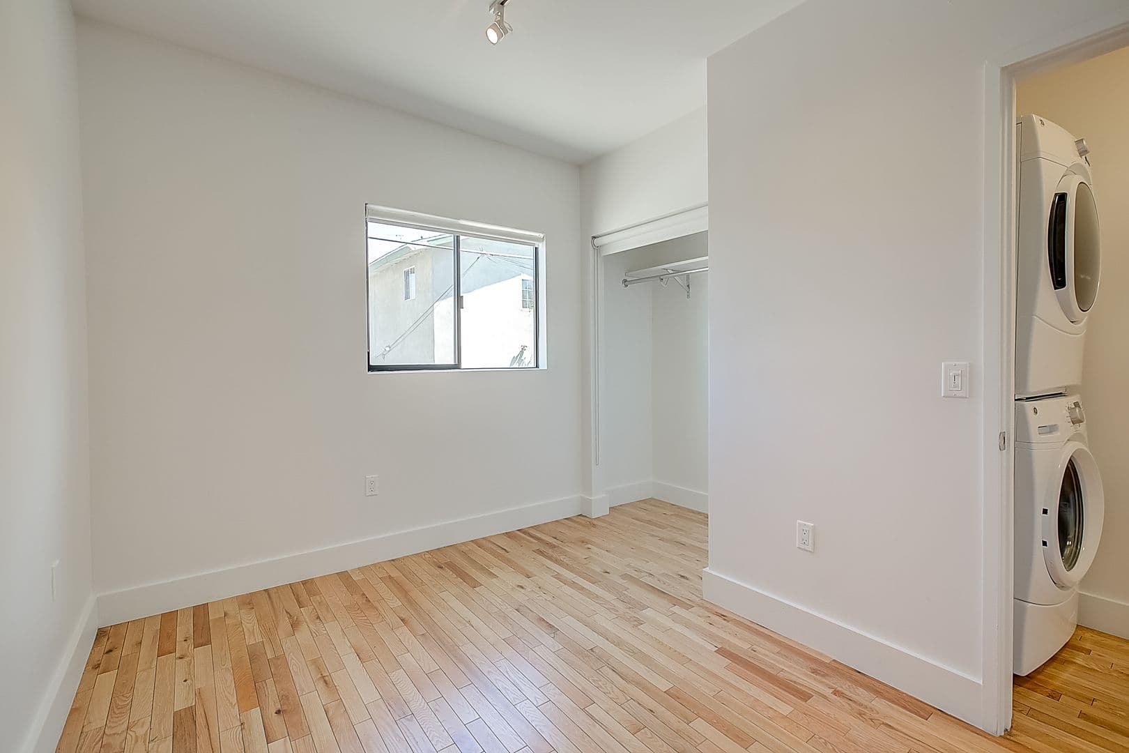 LOS ANGELES Apartment: 306 N. BONNIE BRAE ST.