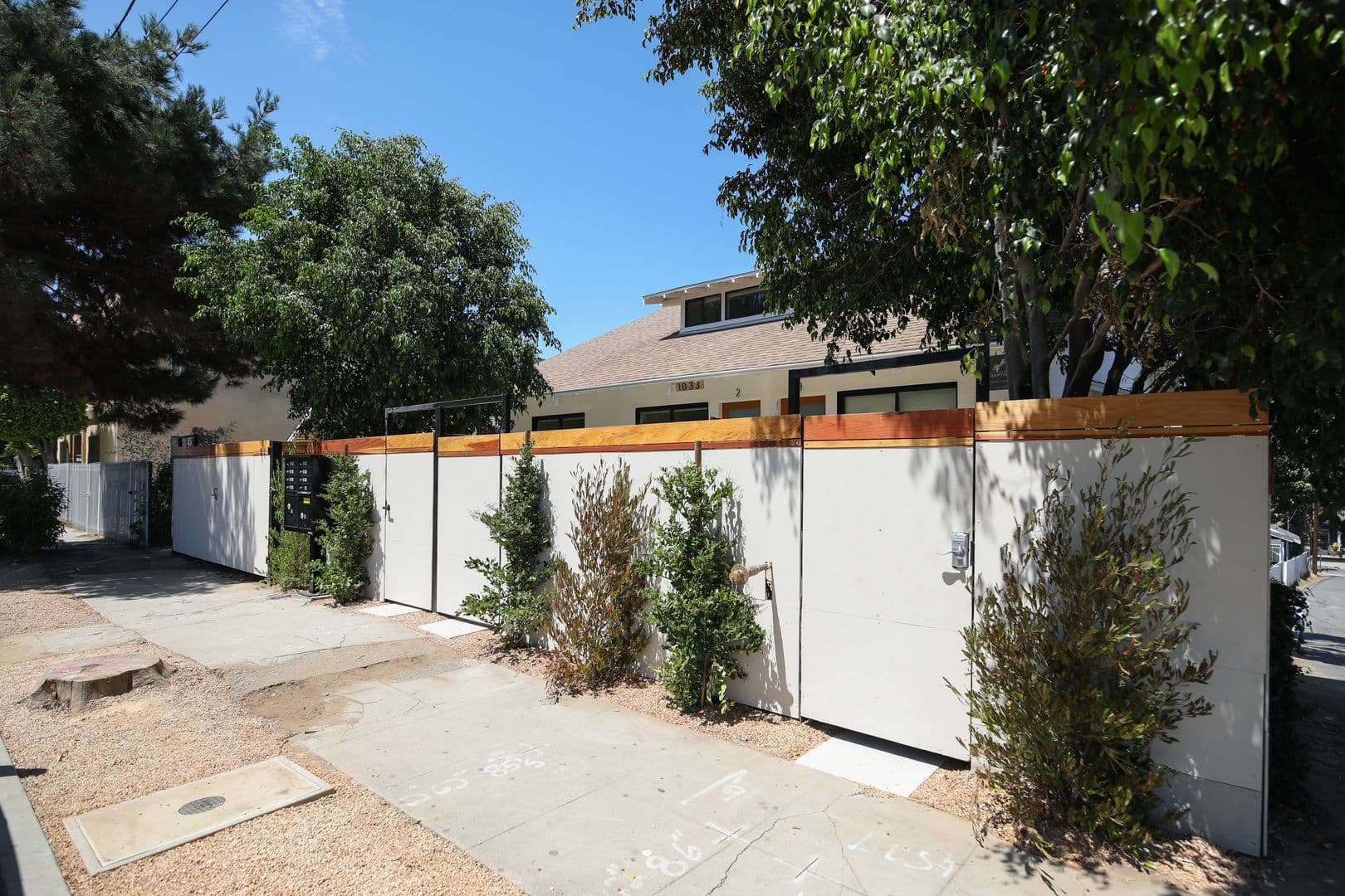 LOS ANGELES Apartment: 1033 N CORONADO ST.