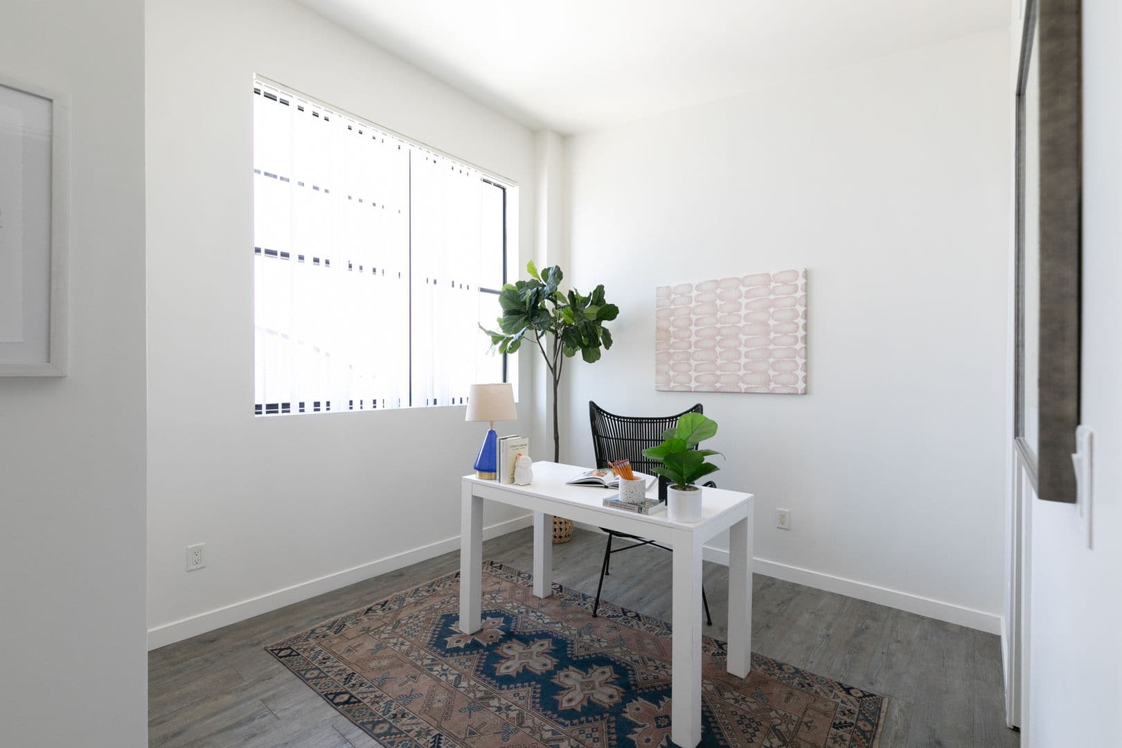 LOS ANGELES Apartment: 753 LILLIAN WAY