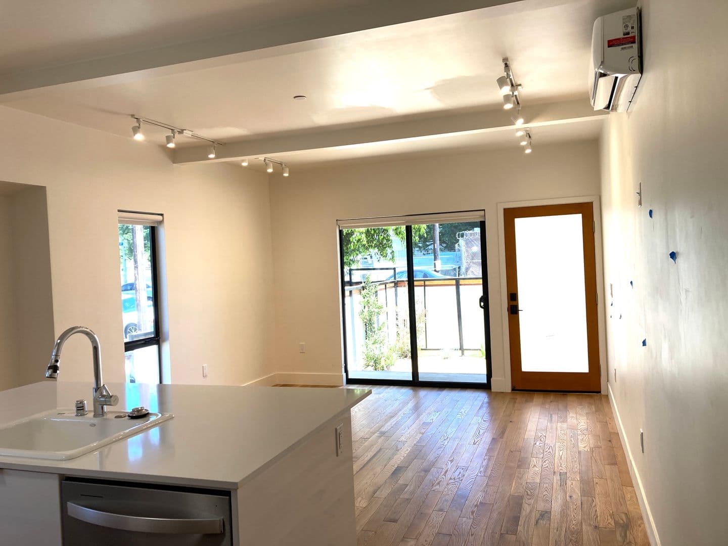 LOS ANGELES Apartment: 1033 N CORONADO ST.