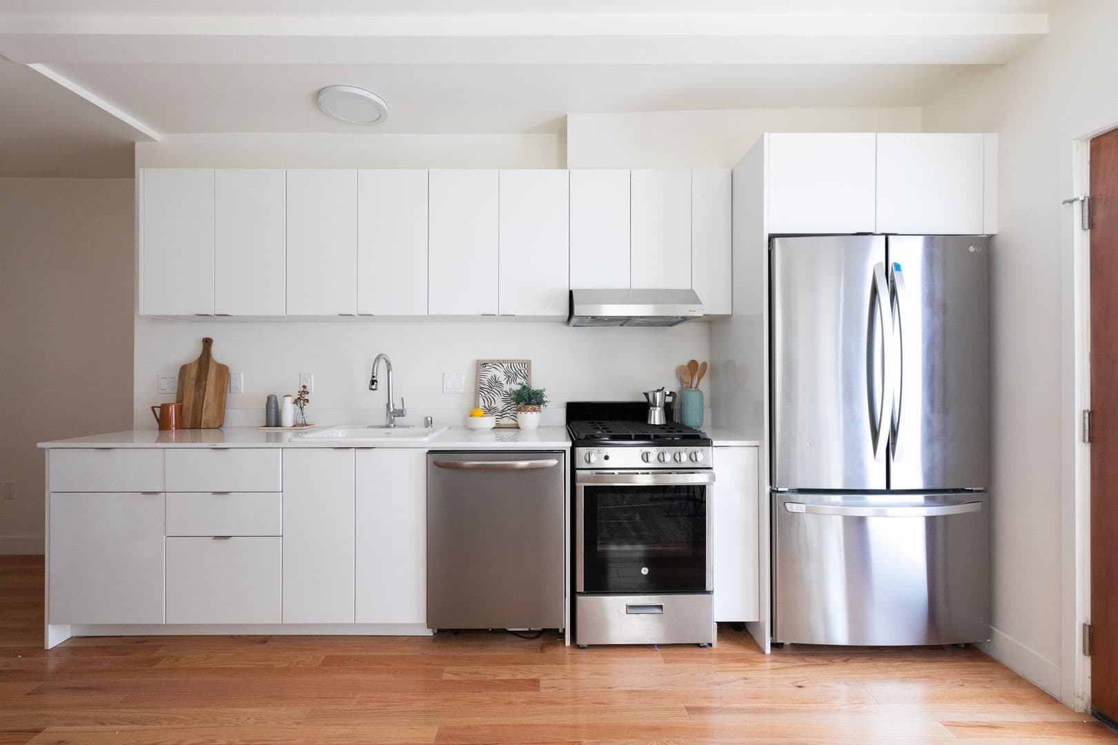 LOS ANGELES Apartment: 121 N BERENDO ST