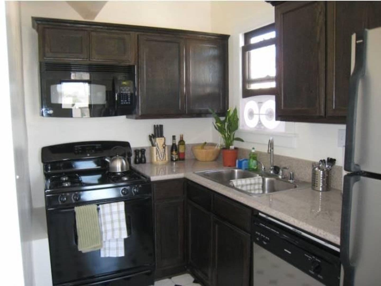 LOS ANGELES Apartment: 117 N. RENO ST