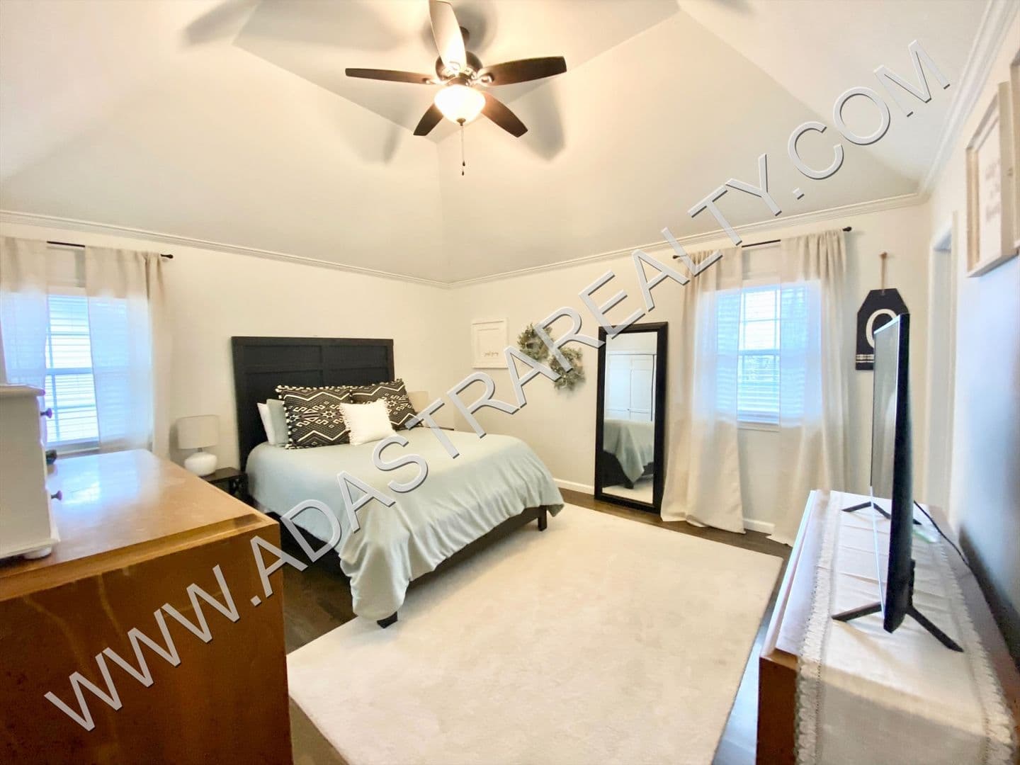 Kansas City House: 1201 NE 82nd St,