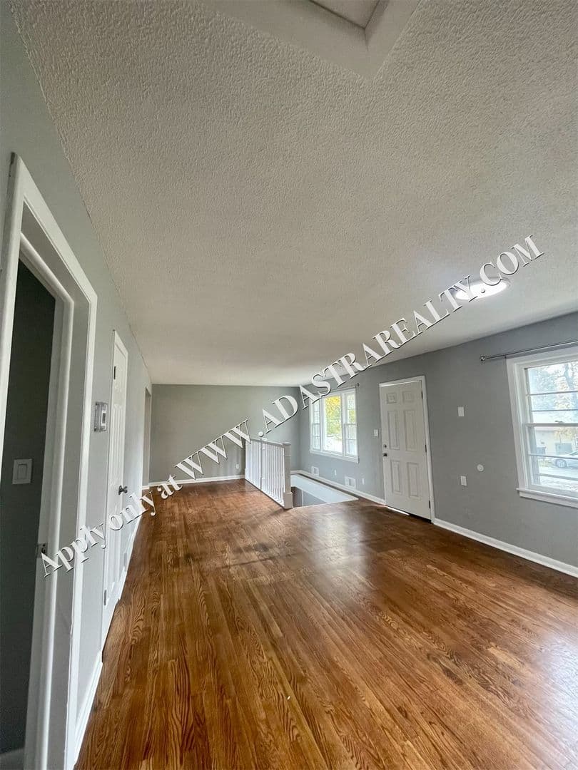 Kansas City House: 4904 NE 44th Ter,