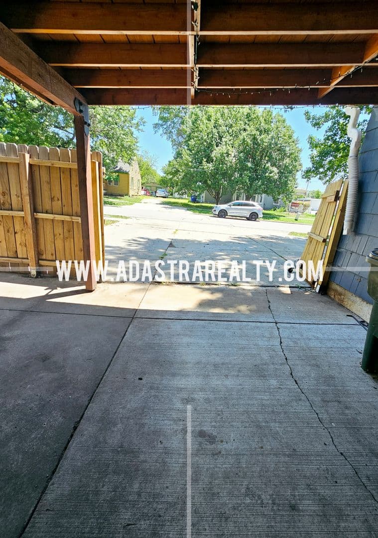 Olathe House: 227 S Walnut St,