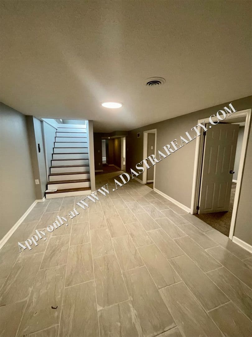Kansas City House: 4904 NE 44th Ter,