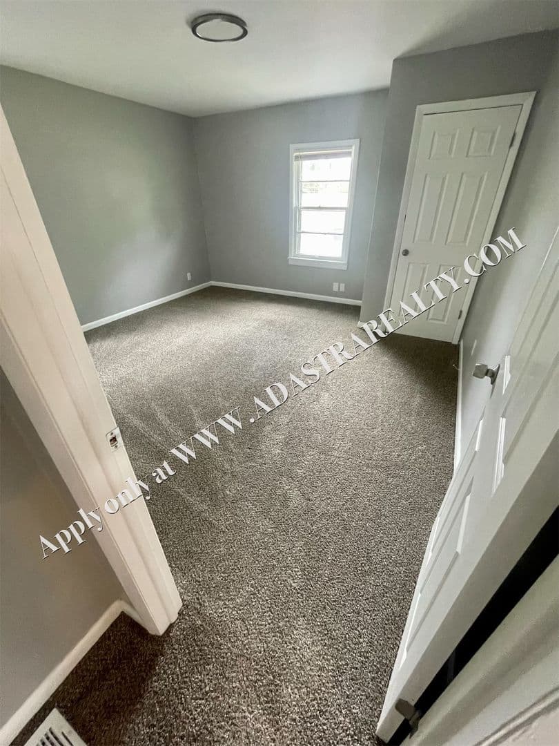 Kansas City House: 4904 NE 44th Ter,