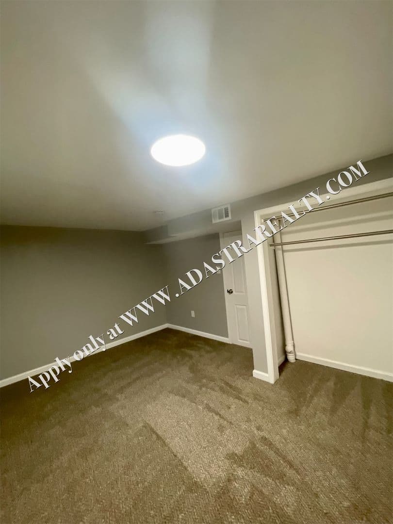 Kansas City House: 4904 NE 44th Ter,