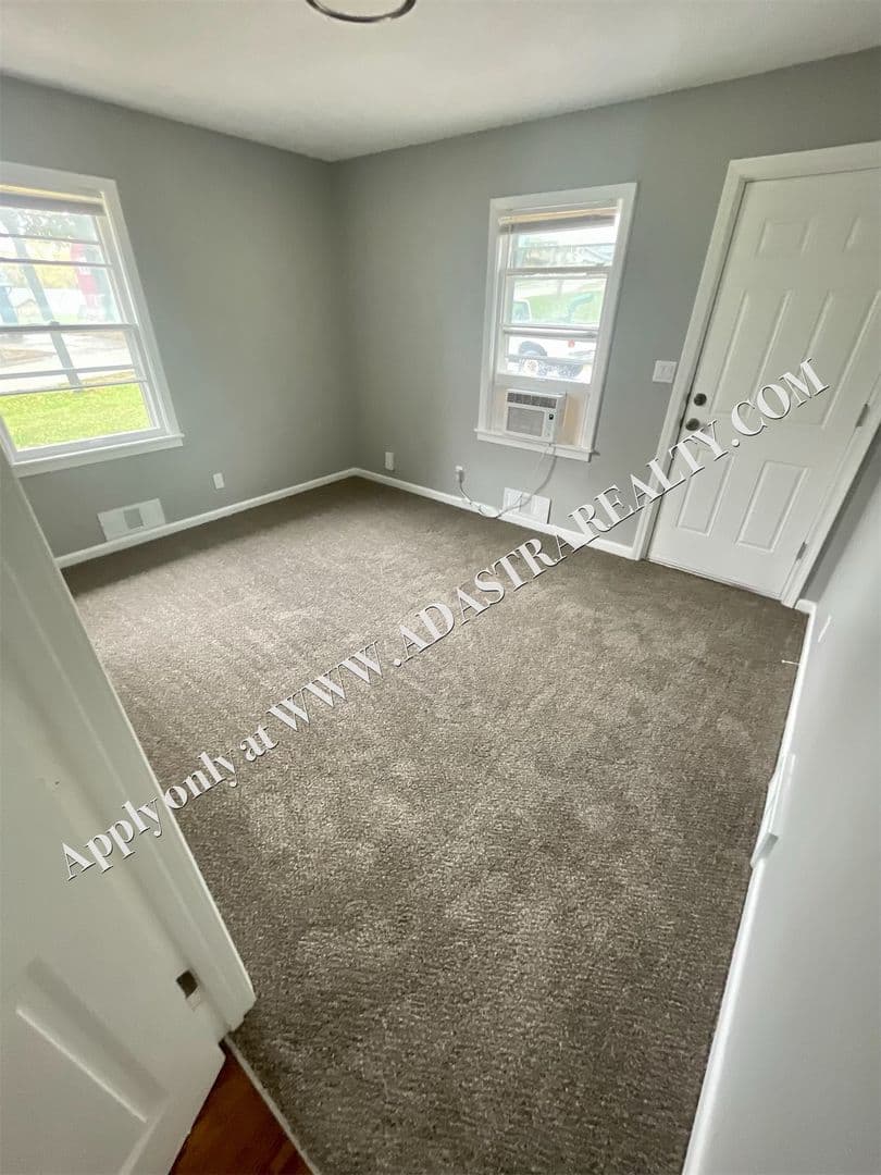Kansas City House: 4904 NE 44th Ter,