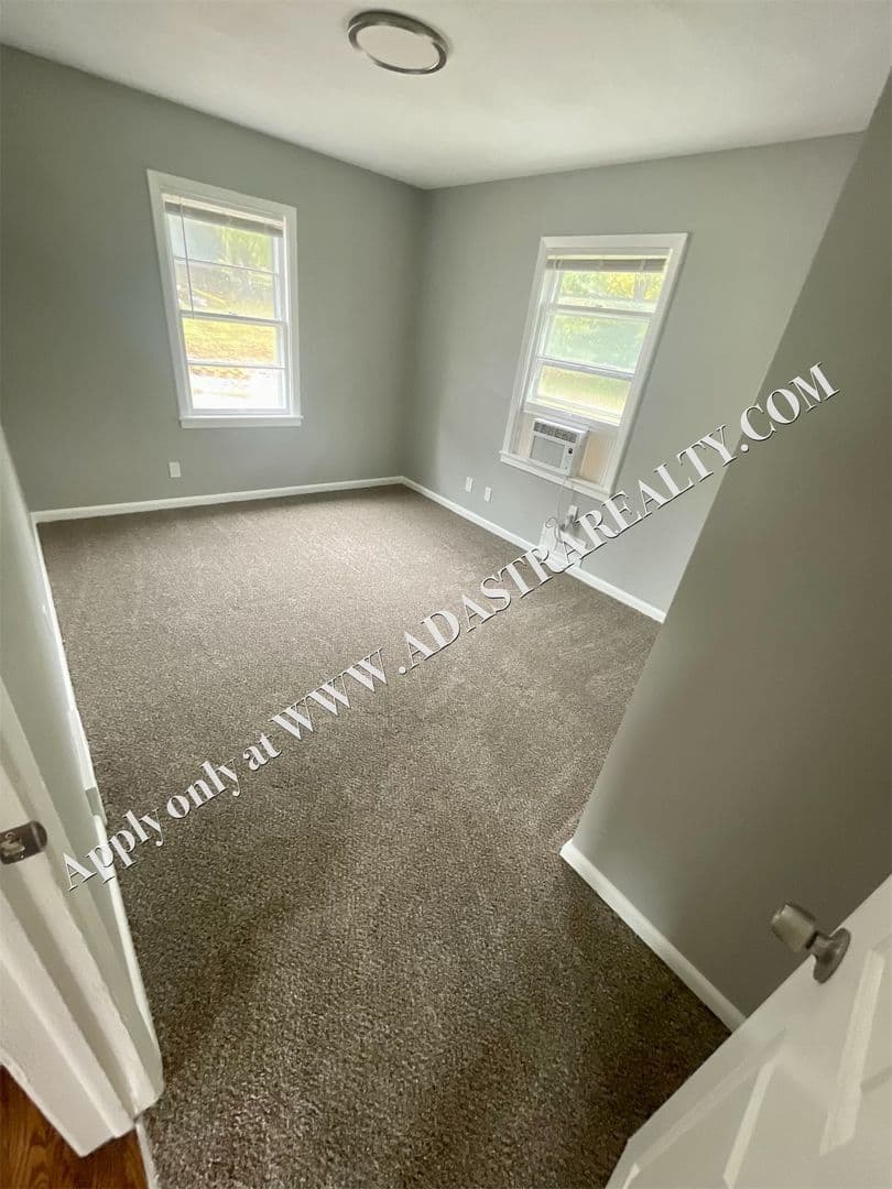 Kansas City House: 4904 NE 44th Ter,