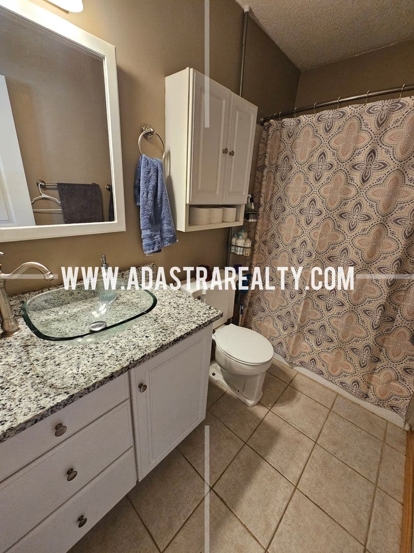 Olathe House: 227 S Walnut St,