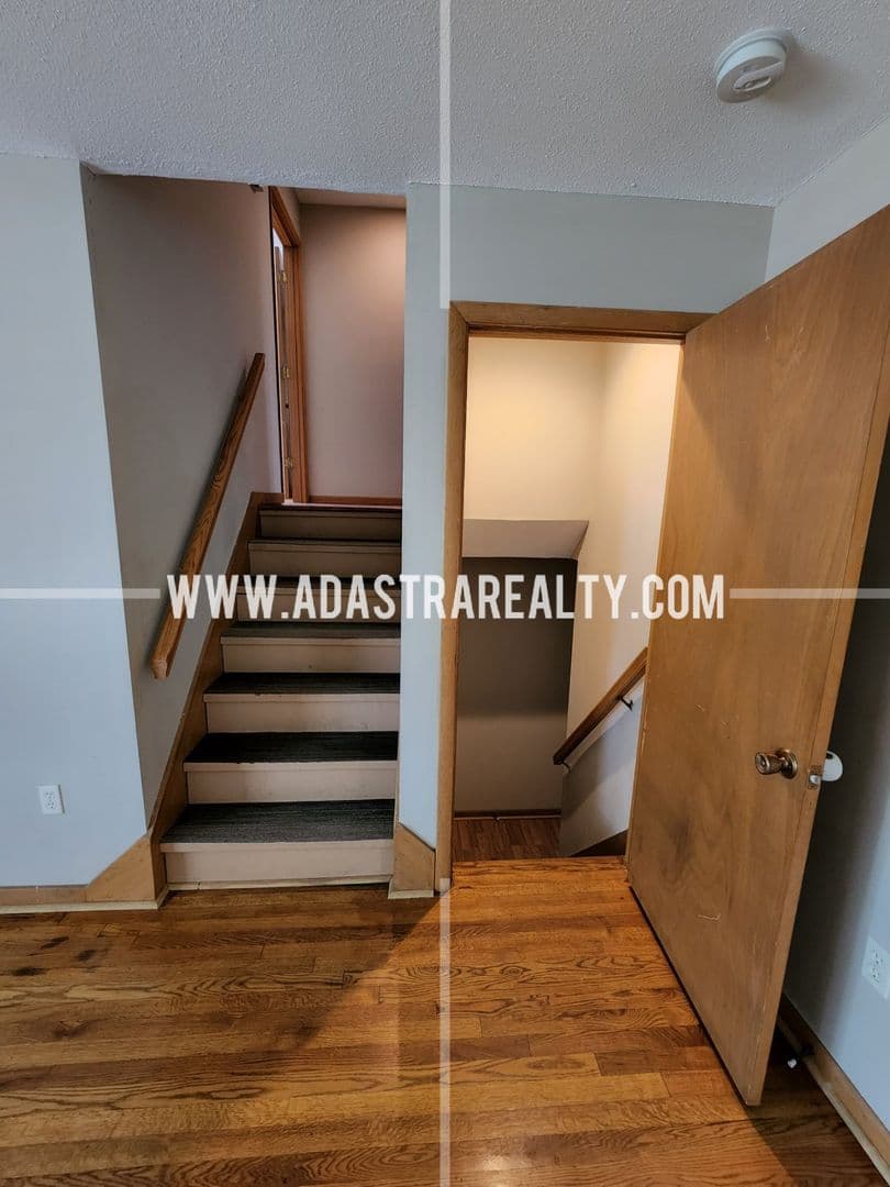 Paola House: 212 Brookside Dr,