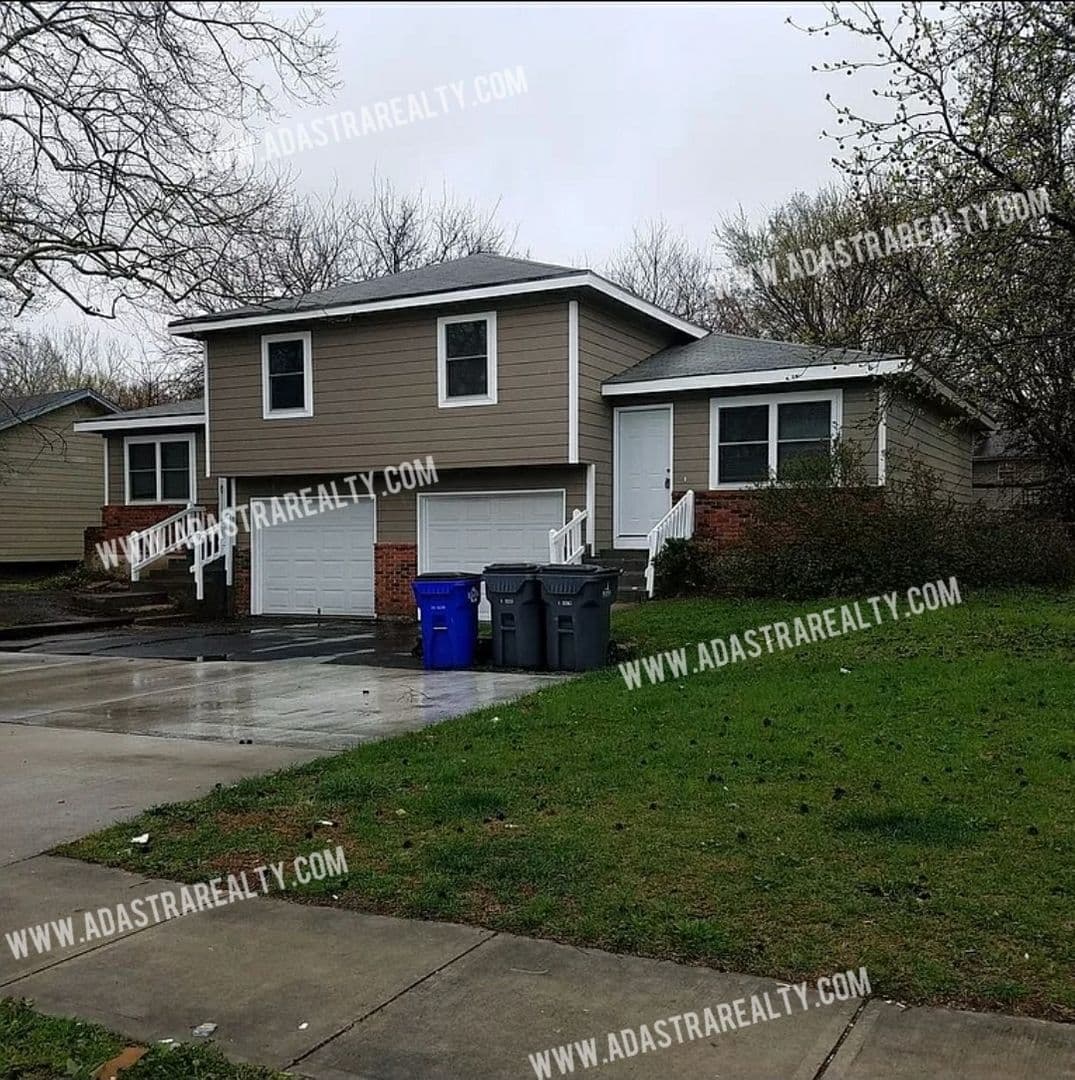 Olathe House: 1516 E Elizabeth St,