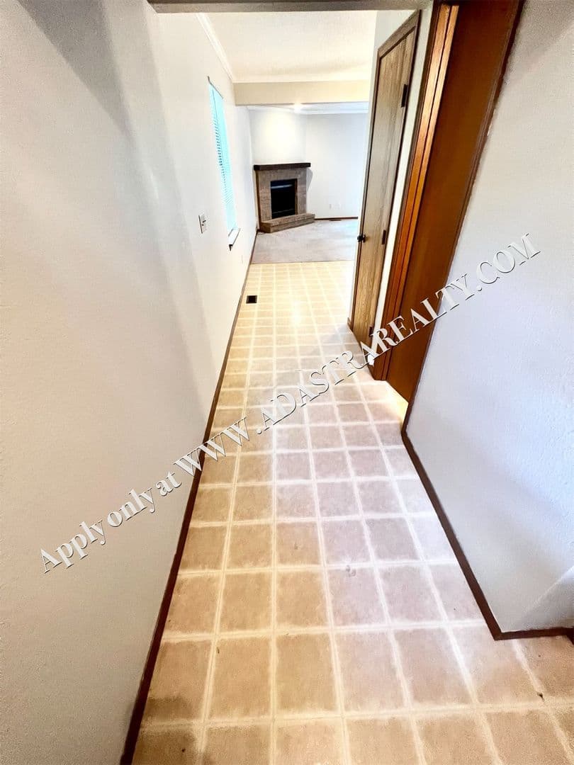 Lee's Summit House: 3504 NE Independence Ave,