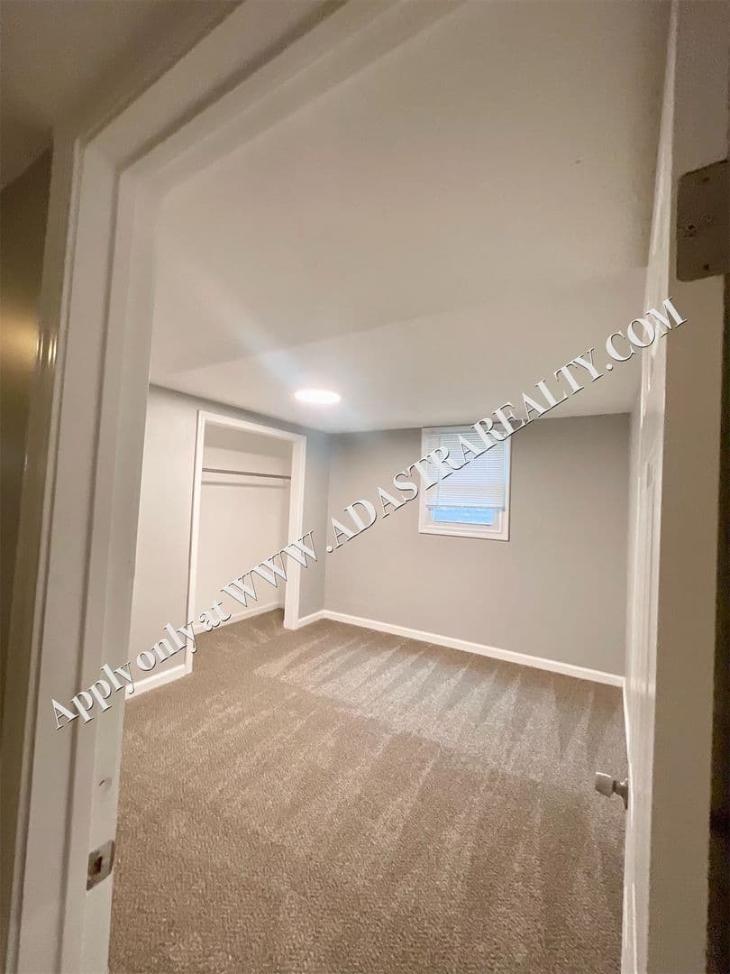 Kansas City House: 4904 NE 44th Ter,