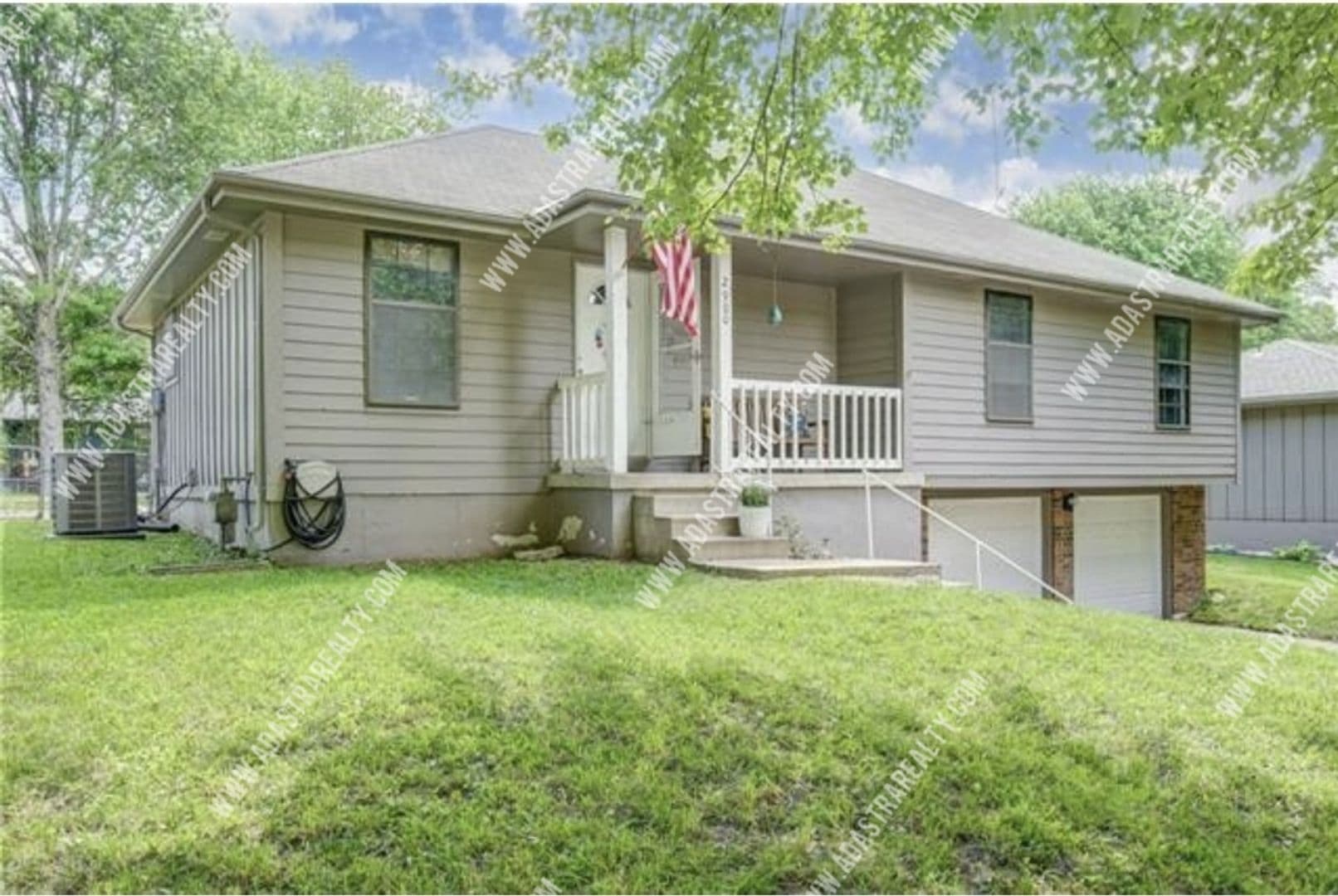Blue Springs House: 2900 SE 6th St,