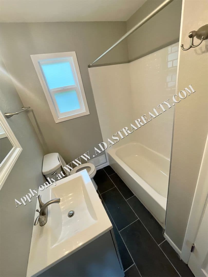 Kansas City House: 4904 NE 44th Ter,