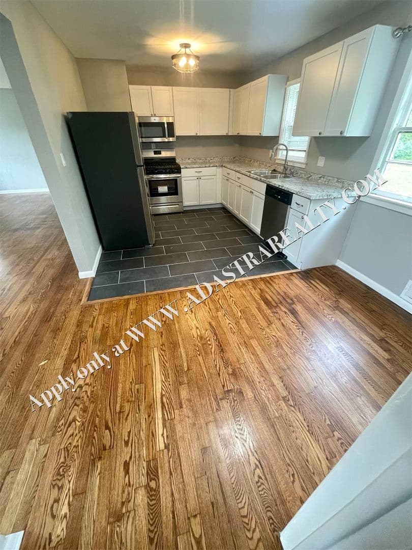 Kansas City House: 4904 NE 44th Ter,