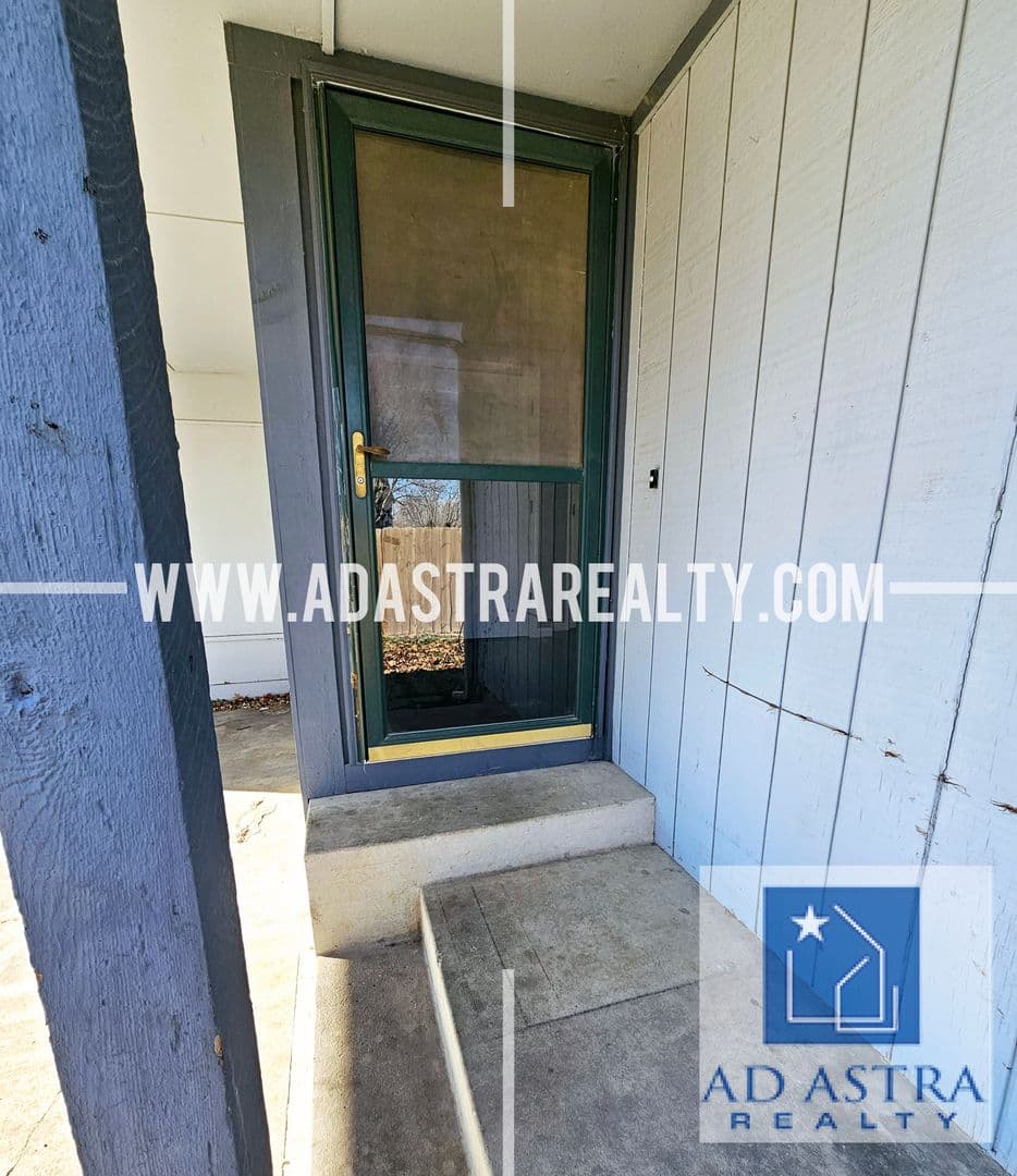 Olathe House: 1316 E 123rd Ter,