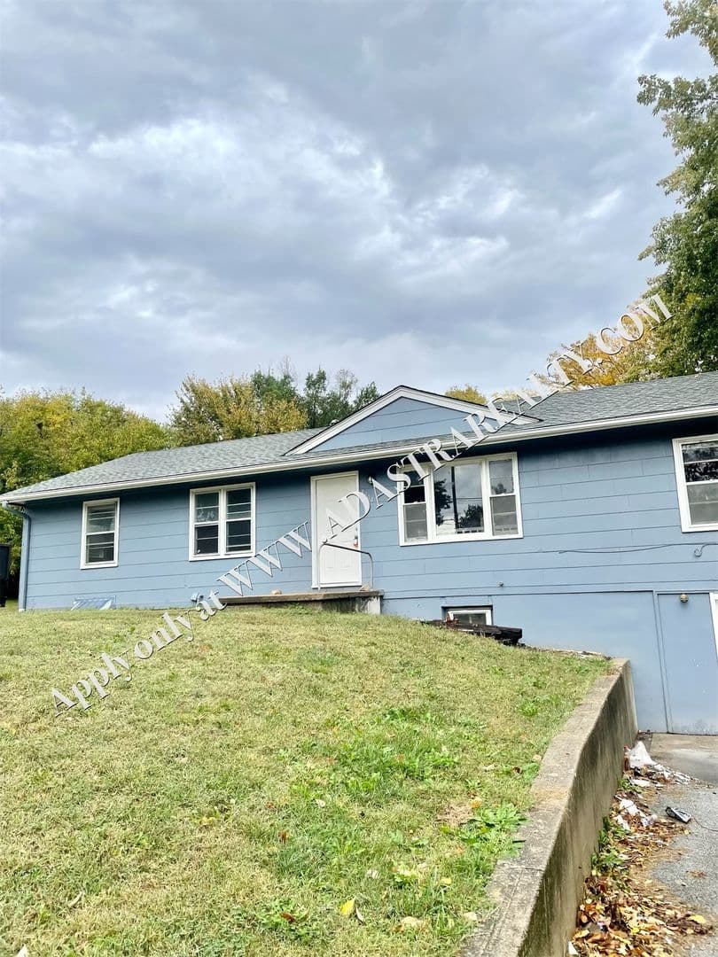 Kansas City House: 4904 NE 44th Ter,