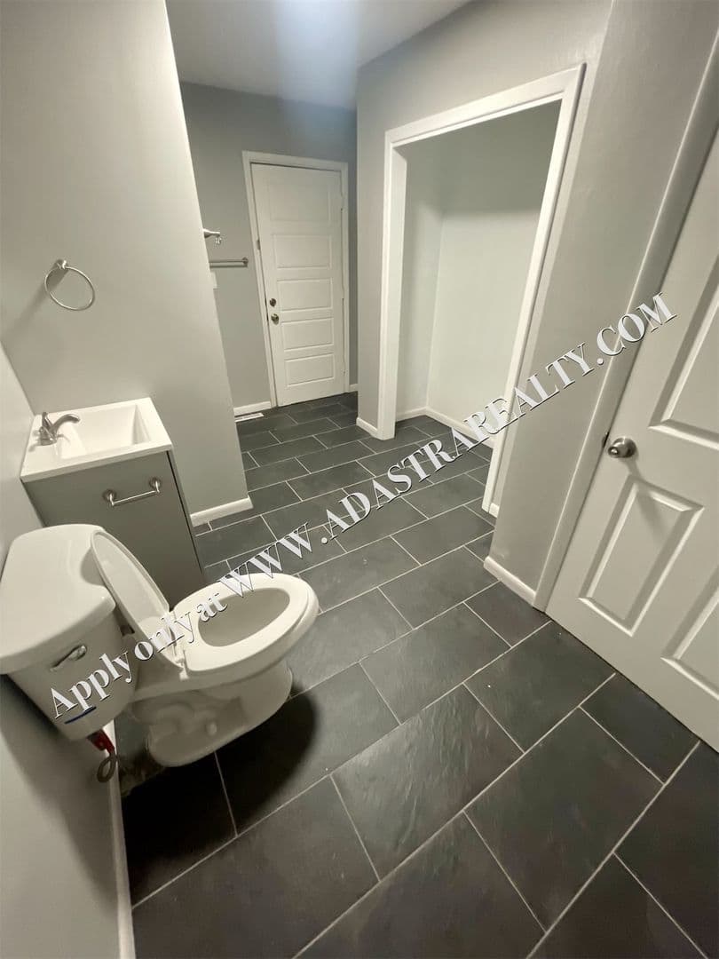 Kansas City House: 4904 NE 44th Ter,