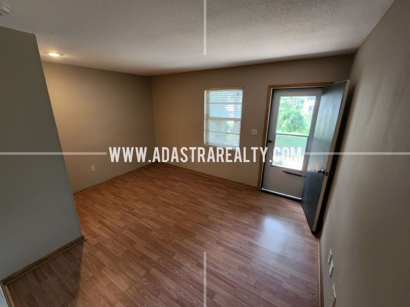 Paola House: 212 Brookside Dr,