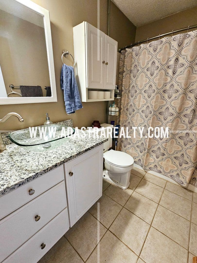 Olathe House: 227 S Walnut St,