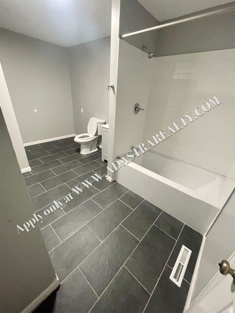 Kansas City House: 4904 NE 44th Ter,