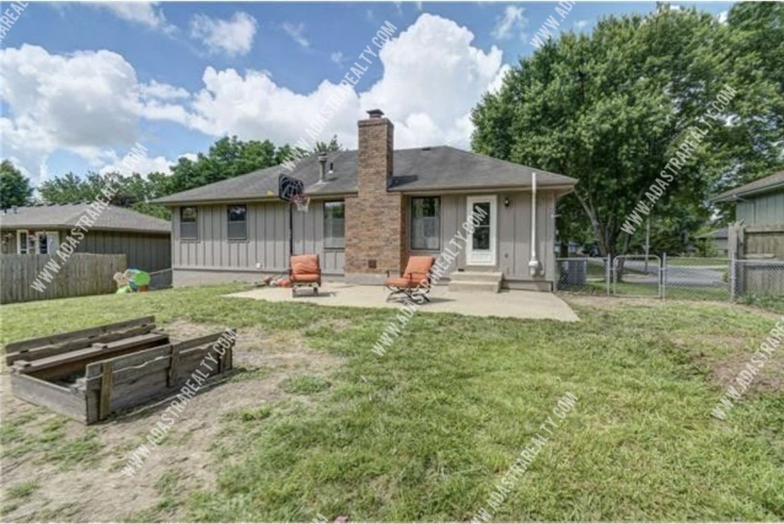 Blue Springs House: 2900 SE 6th St,