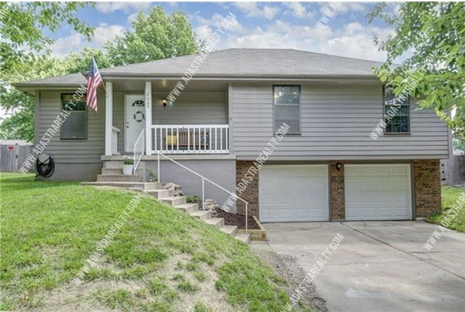 Blue Springs House: 2900 SE 6th St,
