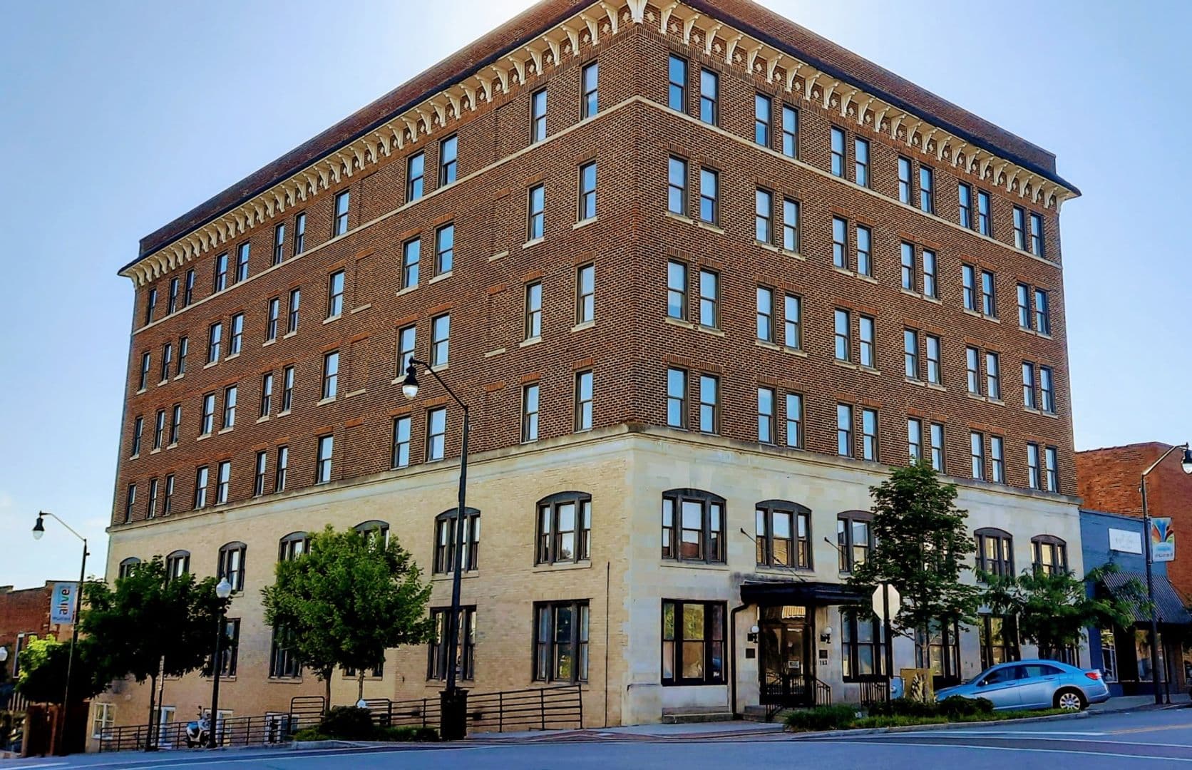 Sanford Apartment: 152 S. Steele St.