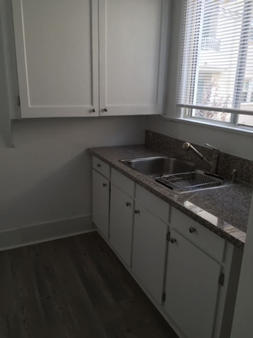 Los Angeles Apartment: 845 South Normandie Ave